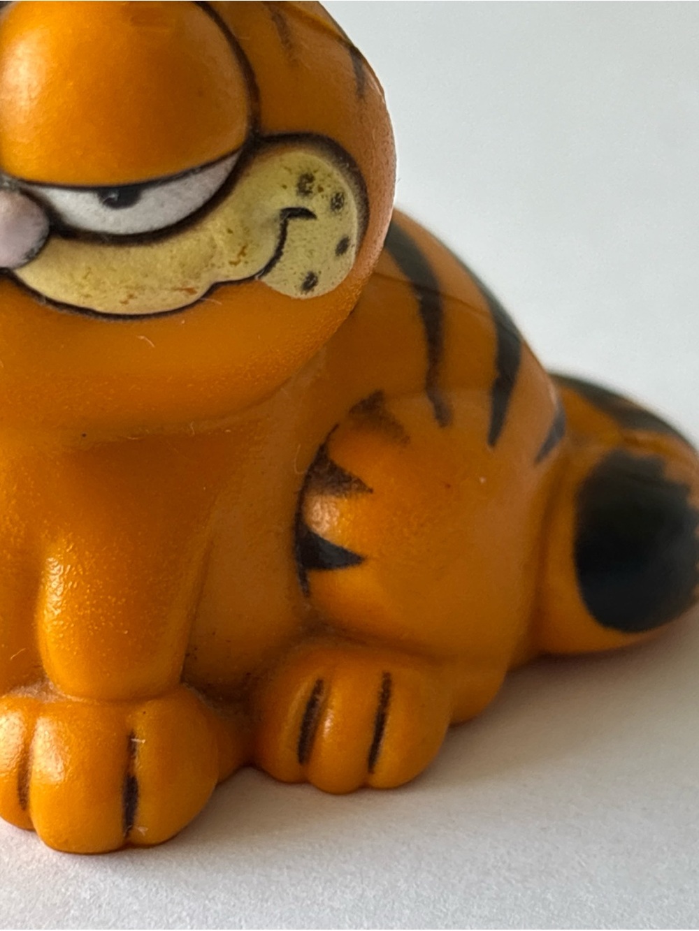 Vintage 1981 Garfield PVC Figure UFS Hong Kong 1.75” Mini Figurine - Picture 2 of 9